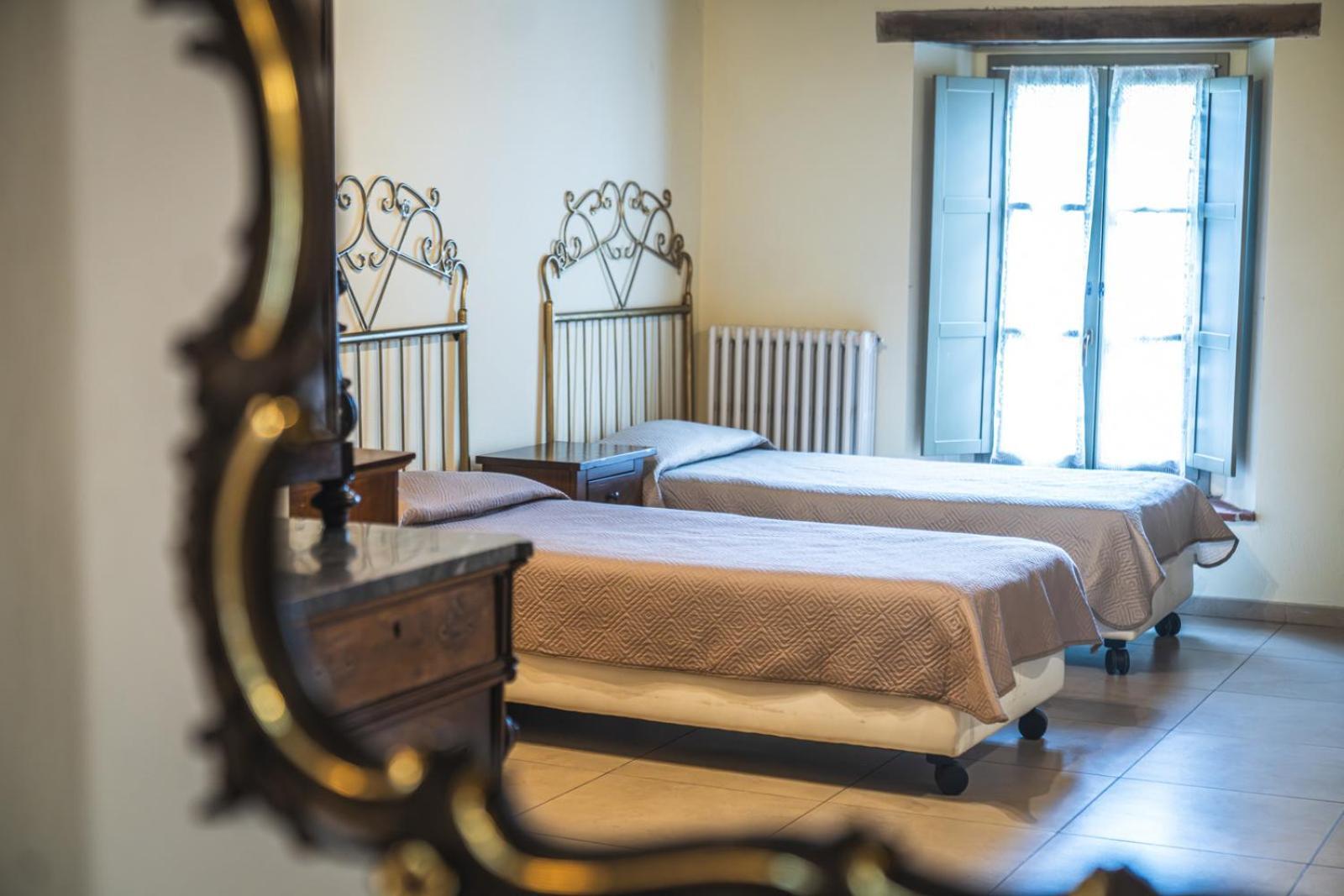 Hotel La Tavola Rotonda Cortemaggiore Exteriör bild