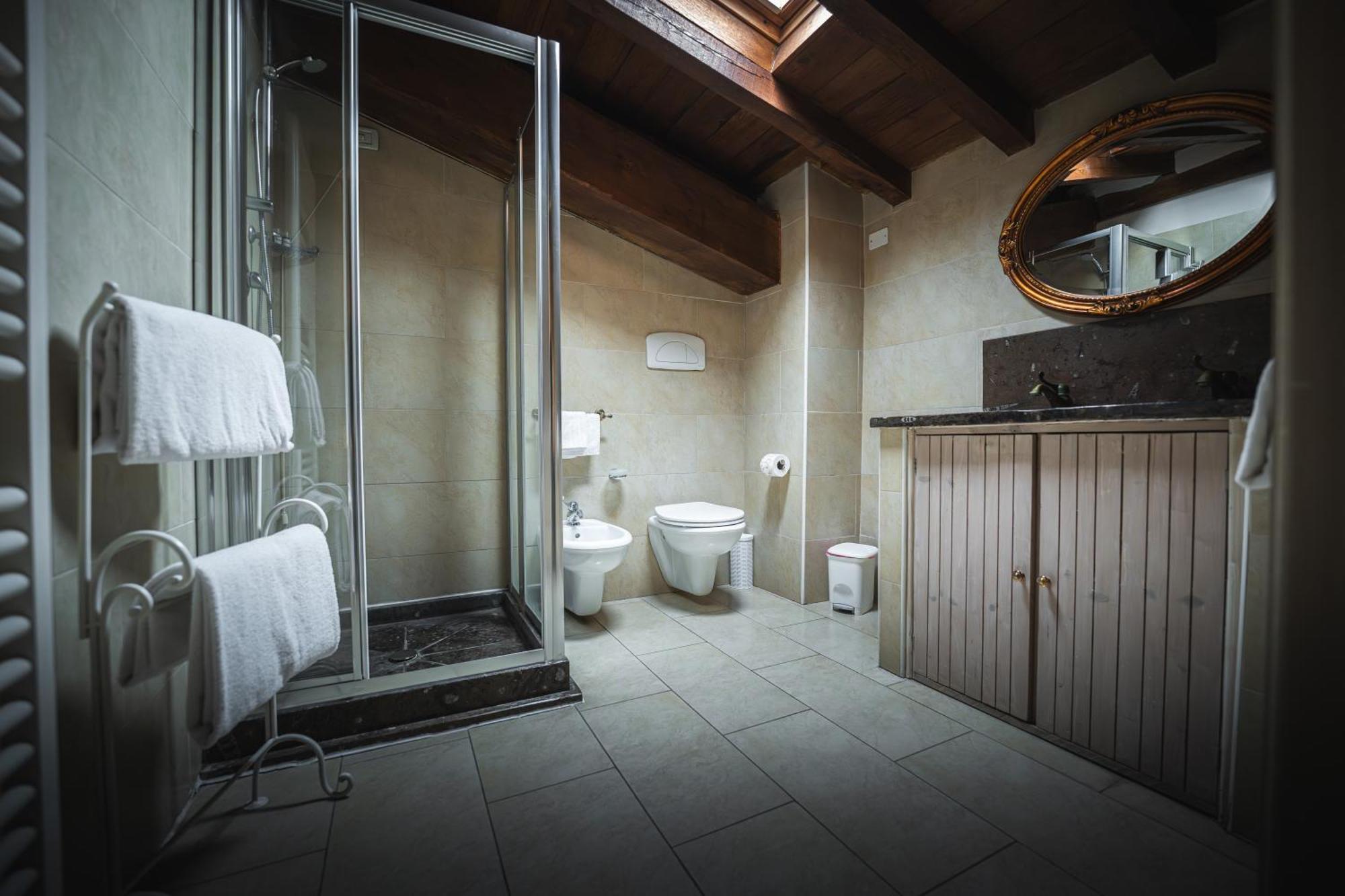 Hotel La Tavola Rotonda Cortemaggiore Rum bild