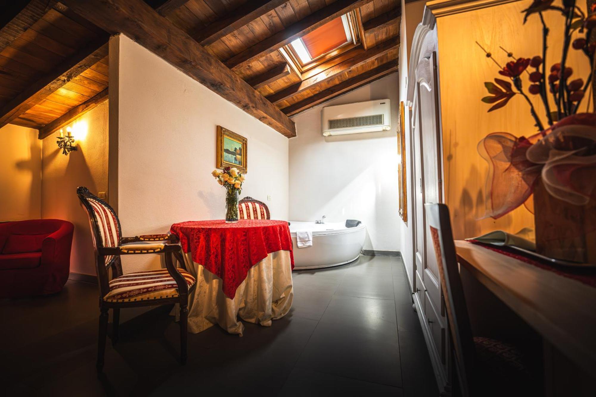 Hotel La Tavola Rotonda Cortemaggiore Exteriör bild