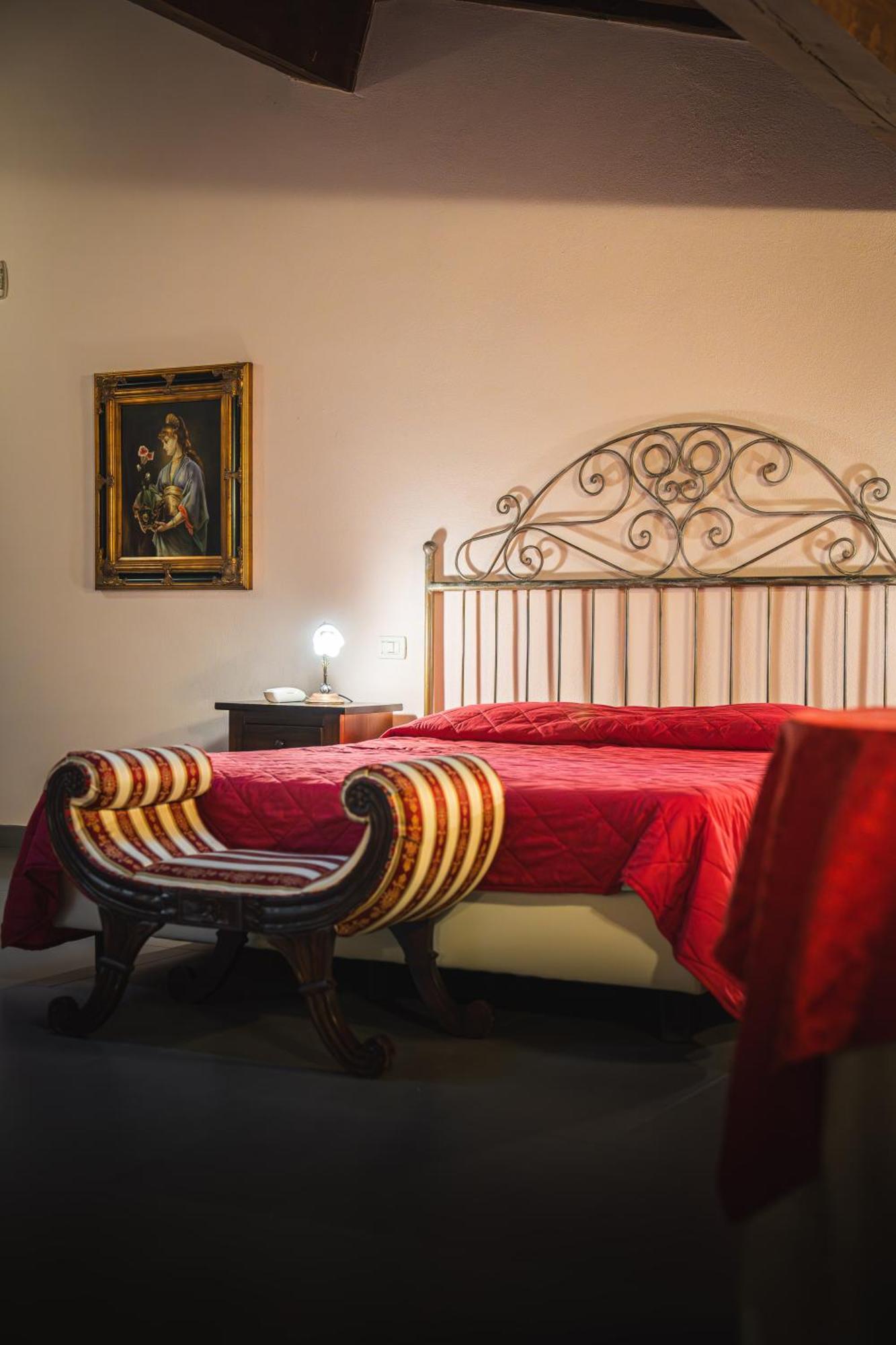Hotel La Tavola Rotonda Cortemaggiore Exteriör bild
